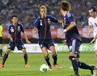 パス交換し攻め込む（左から）香川真司、本田圭佑、柿谷曜一朗＝２０１３年８月