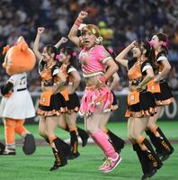 ヴィーナスのメンバーと一緒にダンスするゴリエ（中央）＝撮影・佐藤厚