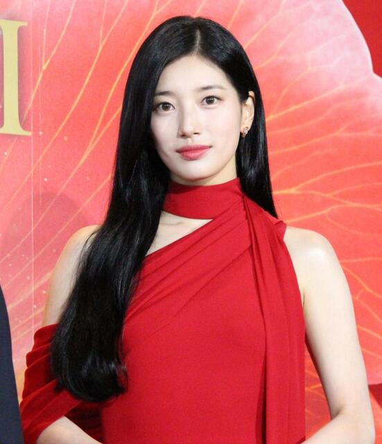 SUZY真っ赤なドレス＆黒髪で魅了 ヘアケアブランド・イベントで