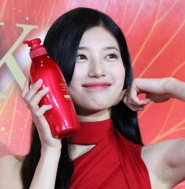 あ然　噂の美貌女優が凄い衣装で登場