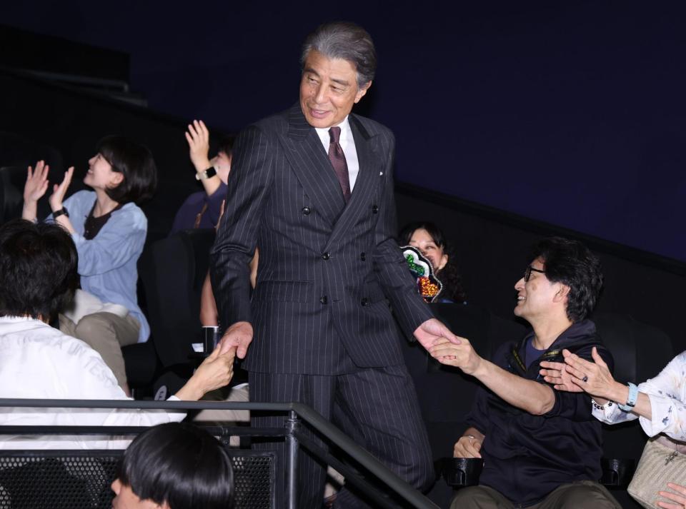 観客に迎えられる舘ひろし（撮影・金田祐二）