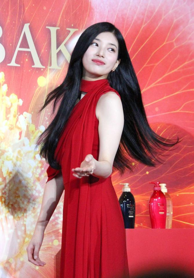 黒髪をなびかせるＳＵＺＹ　