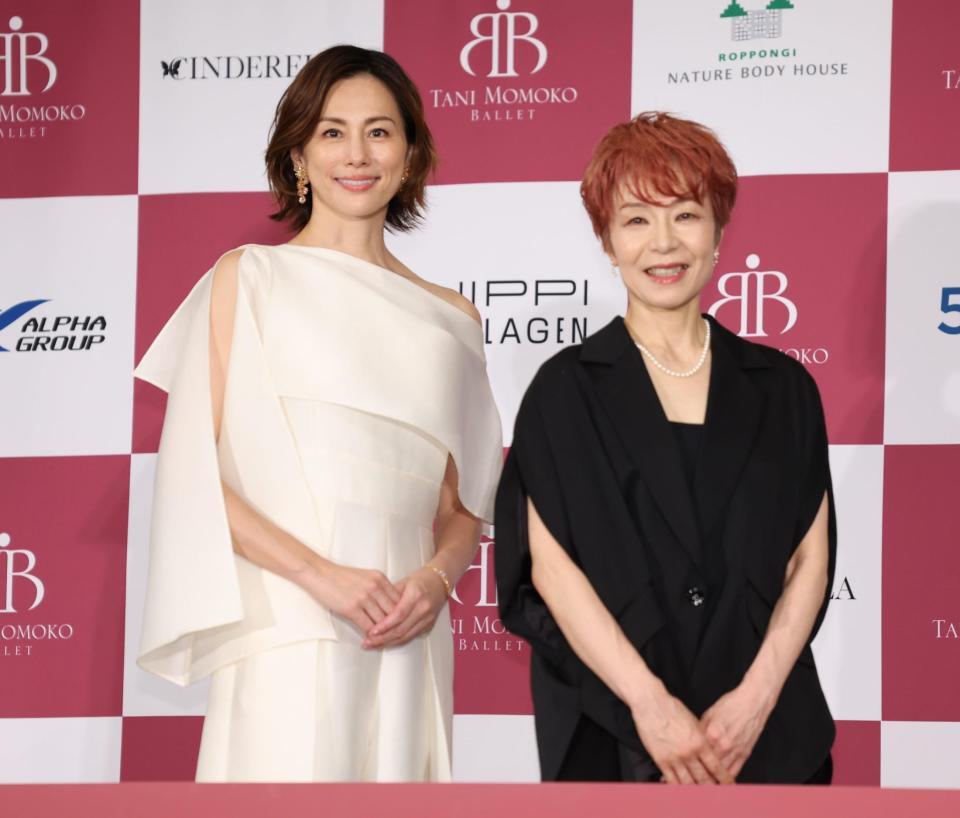 笑顔の米倉涼子と高部尚子芸術監督（撮影・金田祐二）