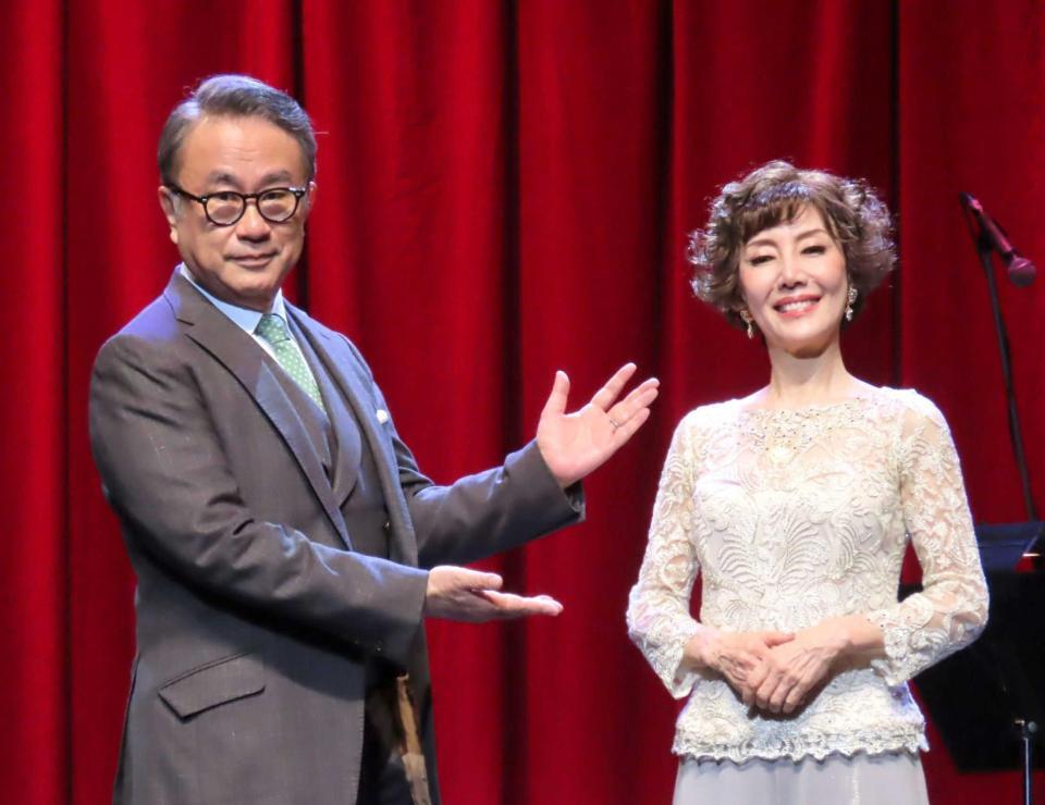 取材会を行った三谷幸喜（左）と戸田恵子