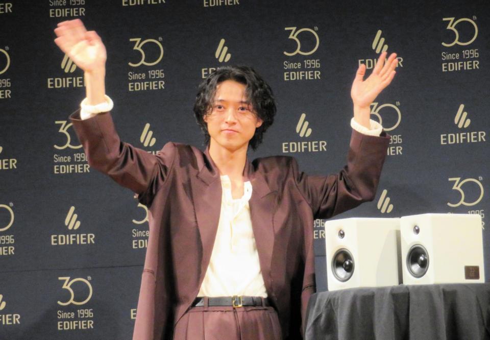 手を振る山﨑賢人