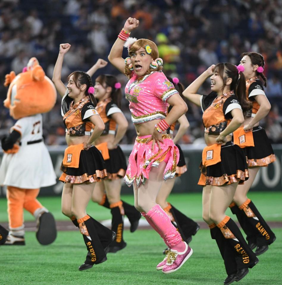 ヴィーナスのメンバーと一緒にダンスするゴリエ（中央）＝撮影・佐藤厚