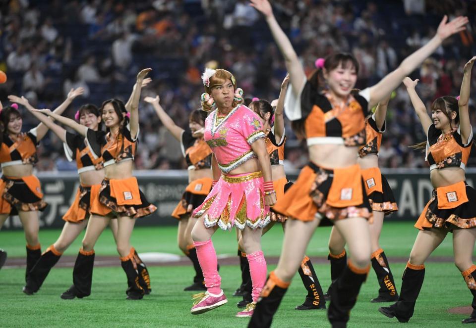 ヴィーナスのメンバーと一緒にダンスするゴリエ（中央）＝撮影・佐藤厚