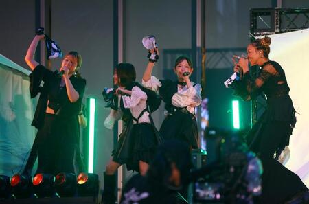 フリーライブを行ったLittle　Glee　Monsterの（左から）かれん、アサヒ、ミカ、miyou（撮影・石井剣太郎）