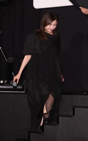 登壇する吉高由里子（撮影・佐々木彰尚）