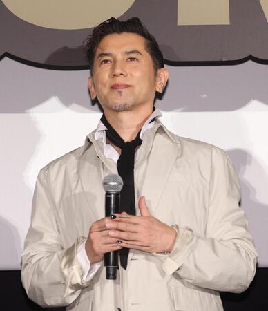 舞台あいさつに登場した本木雅弘（撮影・佐々木彰尚）