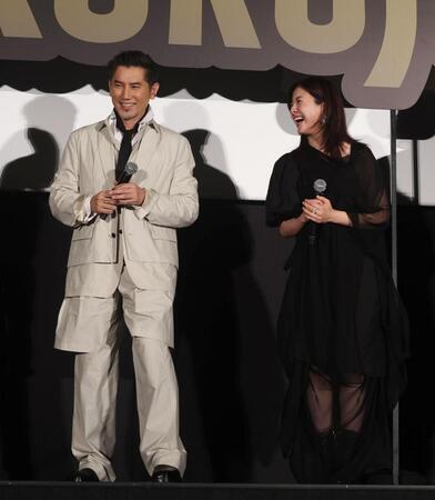 宮舘涼太が言葉をかみ、笑う本木雅弘（左）と吉高由里子（撮影・佐々木彰尚）