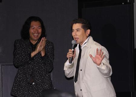 動画の告知をする本木雅弘（右）と手をたたく青木崇高＝東京・丸の内ピカデリー（撮影・佐々木彰尚）