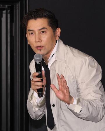 動画の告知をする本木雅弘（撮影・佐々木彰尚）