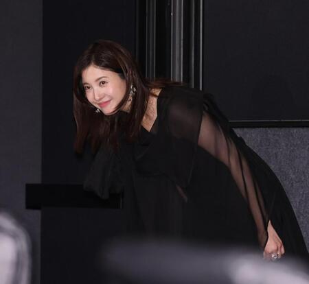 会場を後にする吉高由里子（撮影・佐々木彰尚）