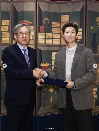 韓国国立中央博物館の公式インスタグラム＠ｎａｔｉｏｎａｌｍｕｓｅｕｍｏｆｋｏｒｅａより　グローバル広報大使に就任したＢＴＳのＲＭ（右）