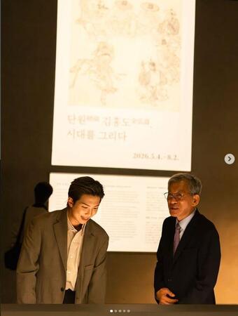韓国国立中央博物館の公式インスタグラム＠ｎａｔｉｏｎａｌｍｕｓｅｕｍｏｆｋｏｒｅａより　グローバル広報大使に就任し、館長と展示を鑑賞するＢＴＳのＲＭ（左）