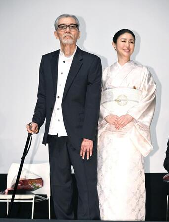記念撮影をする塩見三省（左）と井川遥（撮影・堀内翔）