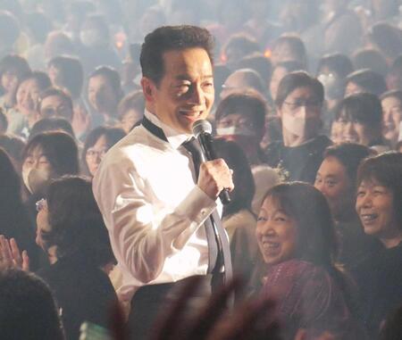 客席をまわる田原俊彦
