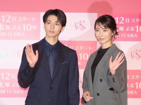 ２３年４月、共演ドラマ「わたしのお嫁くん」の制作発表で。高杉真宙（左）と波瑠