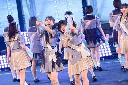 ファンに向けて水鉄砲を放つ工藤唯愛（左）と西森杏弥