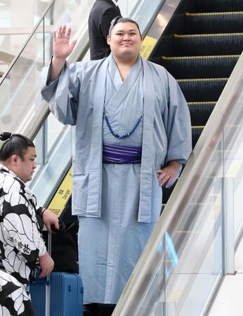 パリに向け出発した大の里＝６月１０日