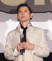 舞台あいさつに登場した本木雅弘（撮影・佐々木彰尚）