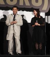 宮舘涼太が言葉をかみ、笑う本木雅弘（左）と吉高由里子（撮影・佐々木彰尚）