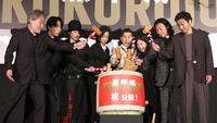 鏡開きをする（左から）黒沢清監督、宮舘涼太、オダギリジョー、菅田将暉、本木雅弘、吉高由里子、青木崇高、柄本佑（撮影・佐々木彰尚）
