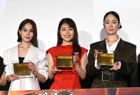 純金製の航空券を手にする（左から）南沙良、有村架純、黒木華（撮影・堀内翔）
