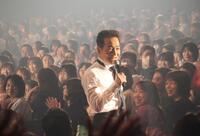観客席をしっかりとまわり、盛大にファンサービスする田原俊彦＝東京・豊洲ＰＩＴ