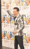 ノリノリで撮影に応じる田原俊彦