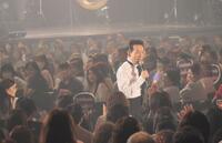 観客席をしっかりとまわり、盛大にファンサービスする田原俊彦＝東京・豊洲ＰＩＴ