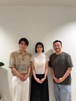 韓国配給会社・ＳＨＯＷＢＯＸの公式Ｘ＠ｓｈｏｗｂｏｘｍｏｖｉｅより　交際中のク・ギョファン（左）とイ・オクソプ監督（中央）、「群体」を手がけたヨン・サンホ監督