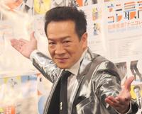 ノリノリで撮影に応じる田原俊彦
