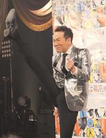 足を大きく上げてコンディションの良さをアピールする田原俊彦