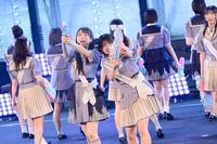 ファンに向けて水鉄砲を放つ工藤唯愛（左）と西森杏弥
