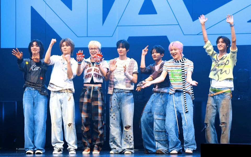 ショーケースを行ったＮＡＺＥの（左から）カイセイ、ユウヤ、アト、ドヒョク、ターン、ユンギ、キムゴン（撮影・石井剣太郎）