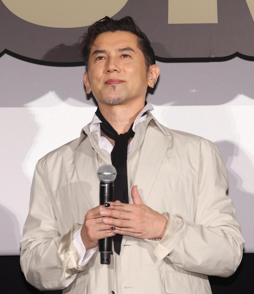 舞台あいさつに登場した本木雅弘（撮影・佐々木彰尚）