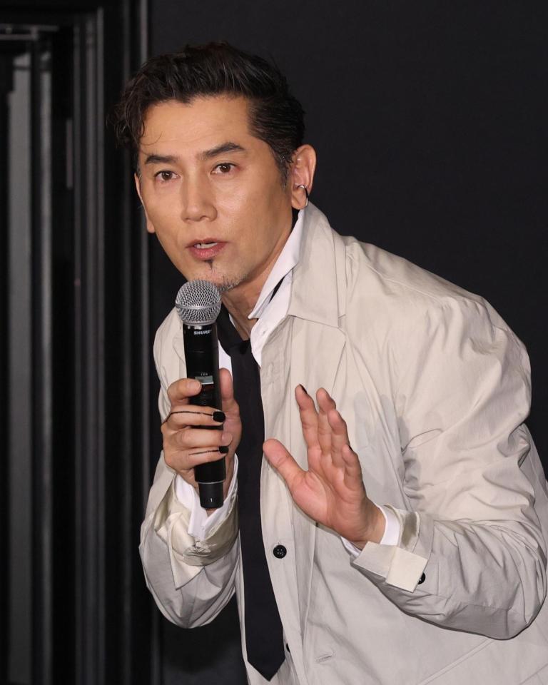 動画の告知をする本木雅弘（撮影・佐々木彰尚）