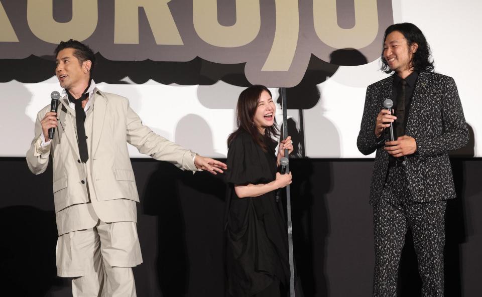 舞台あいさつに登場した（左から）本木雅弘、吉高由里子、青木崇高（撮影・佐々木彰尚）