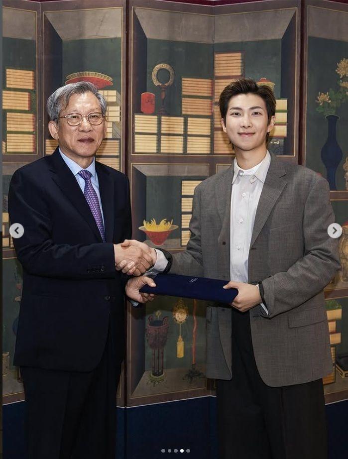 韓国国立中央博物館の公式インスタグラム＠ｎａｔｉｏｎａｌｍｕｓｅｕｍｏｆｋｏｒｅａより　グローバル広報大使に就任したＢＴＳのＲＭ（右）