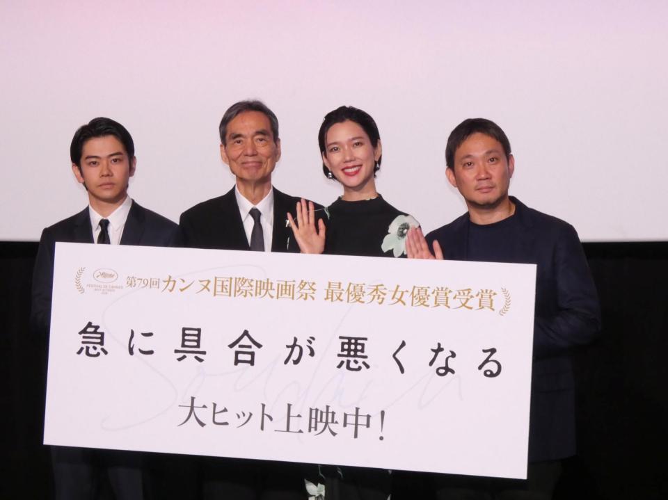 舞台あいさつを行った（左から）黒崎煌代、長塚京三、岡本多緒、濱口竜介監督