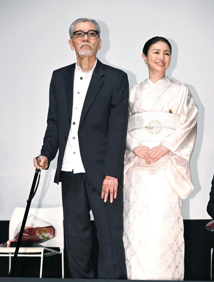 記念撮影をする塩見三省（左）と井川遥（撮影・堀内翔）