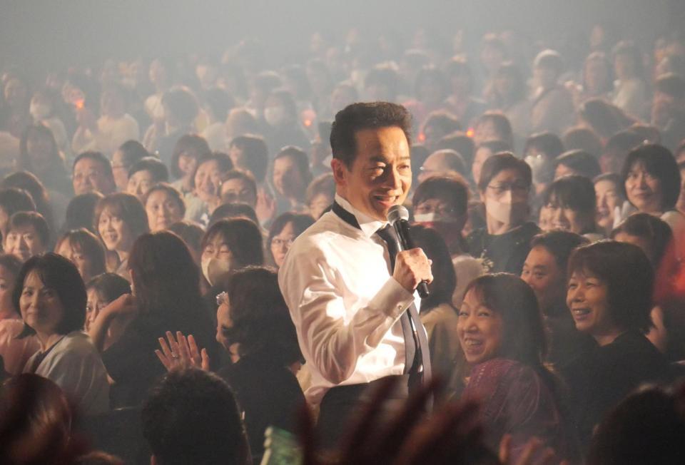 観客席をしっかりとまわり、盛大にファンサービスする田原俊彦＝東京・豊洲ＰＩＴ