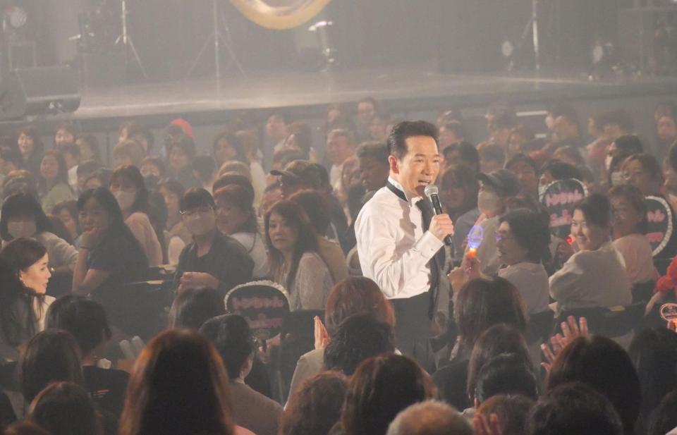観客席をしっかりとまわり、盛大にファンサービスする田原俊彦＝東京・豊洲ＰＩＴ