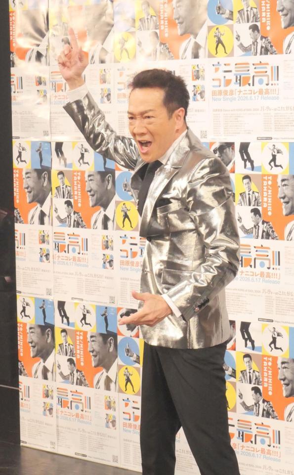 ノリノリで撮影に応じる田原俊彦