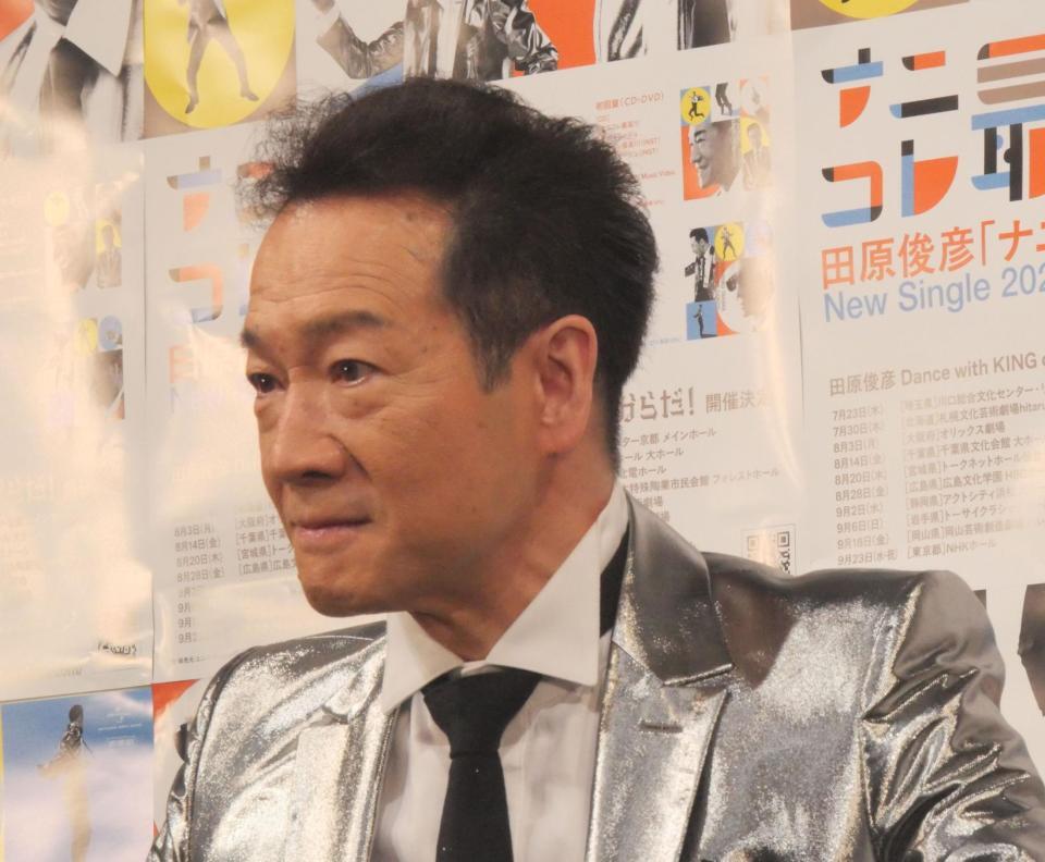 囲み取材に応じる田原俊彦