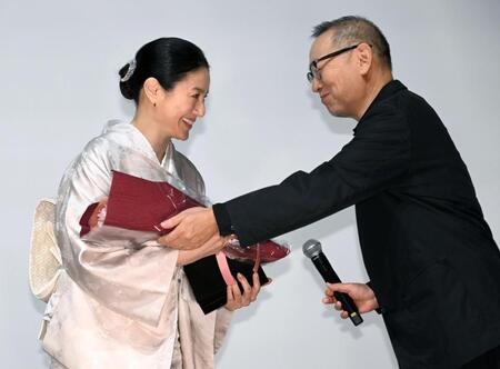 主演女優賞を受賞して土井裕泰監督（右）から花束を受け取る井川遥＝テアトル新宿（撮影・堀内翔）