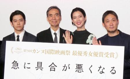 （左から）黒崎煌代、長塚京三、岡本多緒、濱口竜介監督