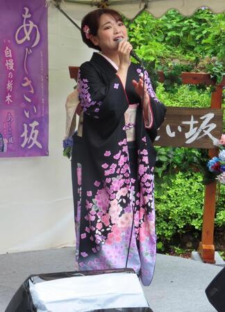 故郷の栃木市で凱旋のミニライブを行った平山花羽